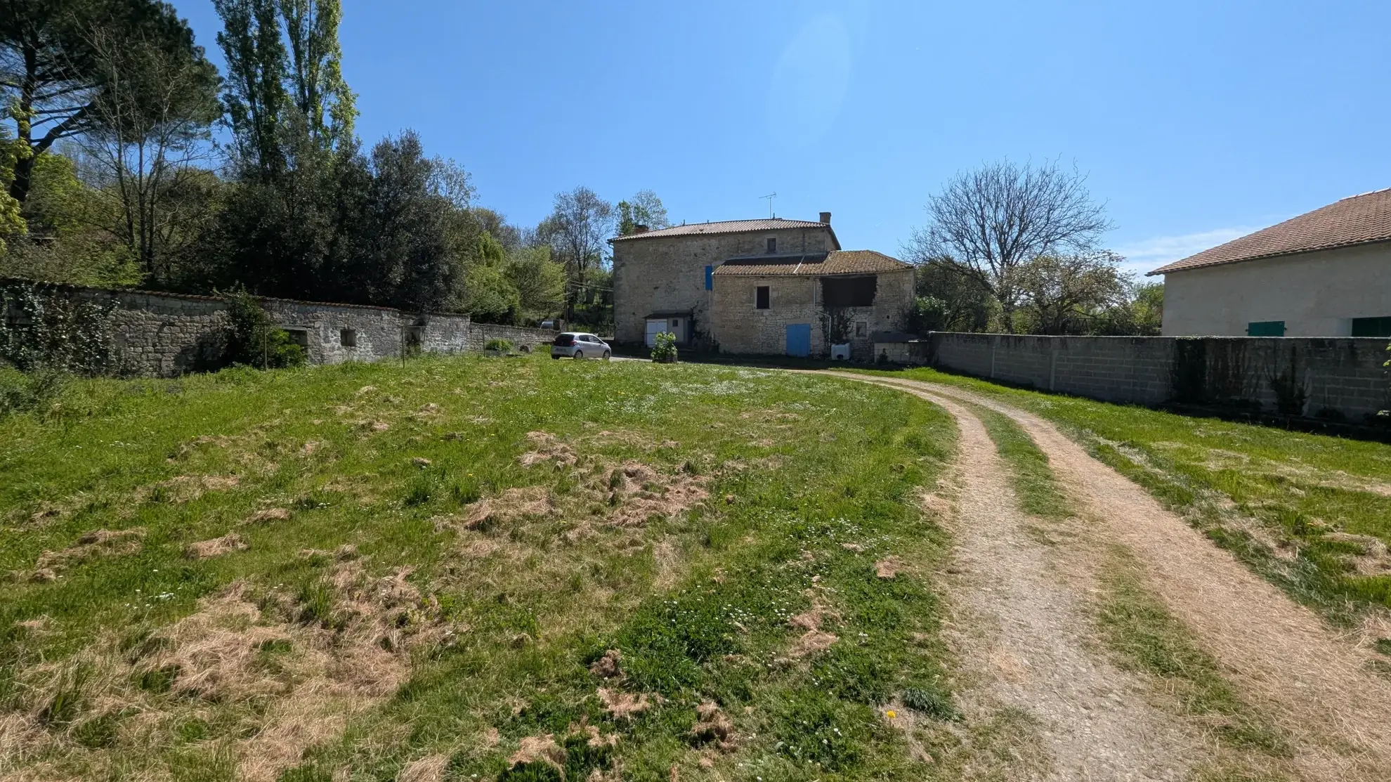 Grande maison ancienne à rénover proche Niort avec dépendances et terrain spacieux 