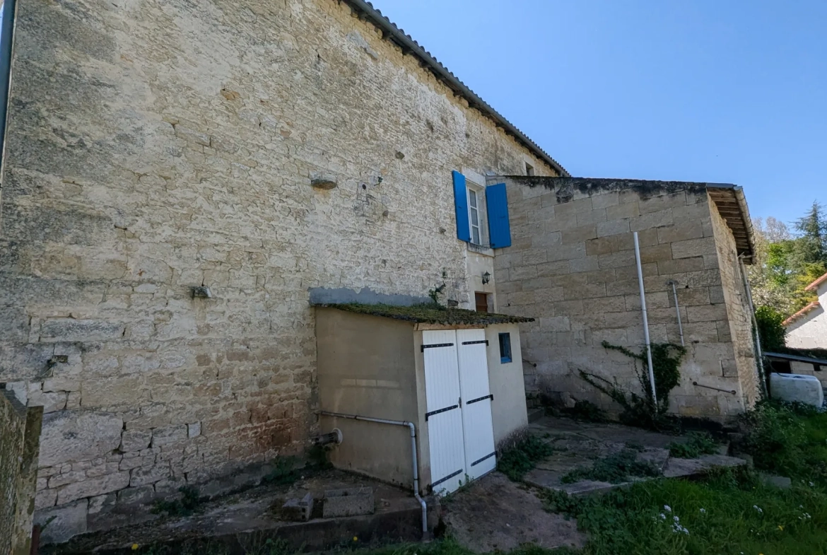 Grande maison ancienne à rénover proche Niort avec dépendances et terrain spacieux 