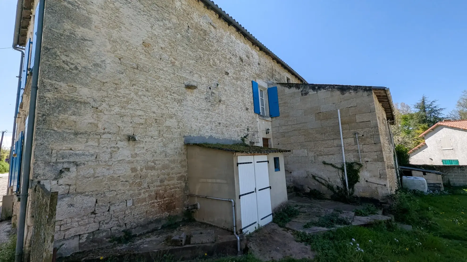 Grande maison ancienne à rénover proche Niort avec dépendances et terrain spacieux 