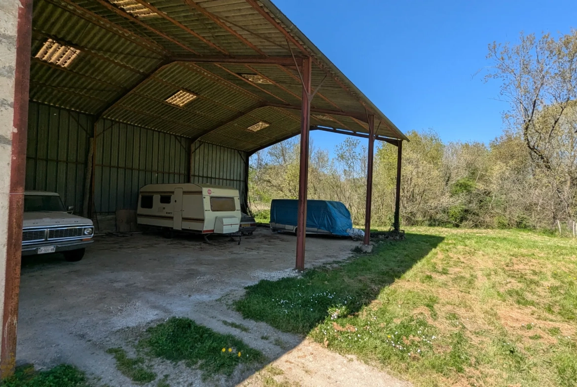 Grande maison ancienne à rénover proche Niort avec dépendances et terrain spacieux 