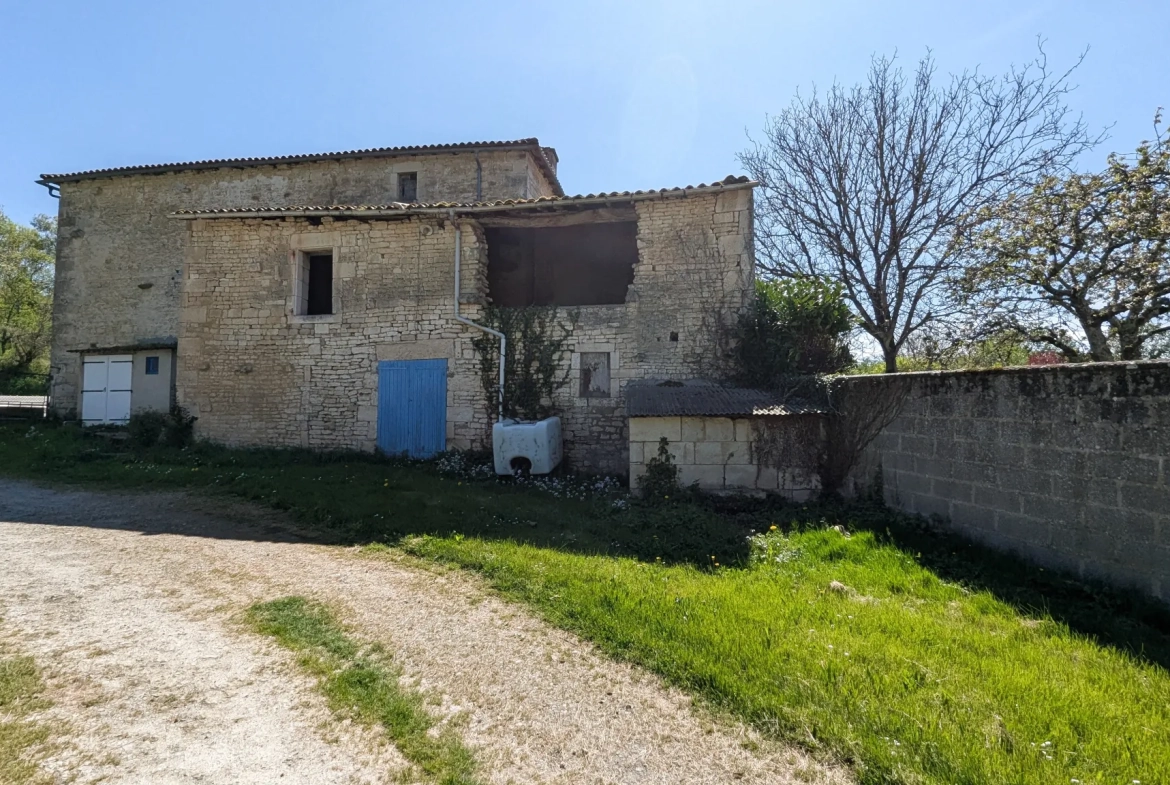 Grande maison ancienne à rénover proche Niort avec dépendances et terrain spacieux 