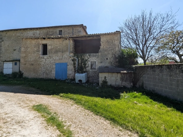 Grande maison ancienne à rénover proche Niort avec dépendances et terrain spacieux