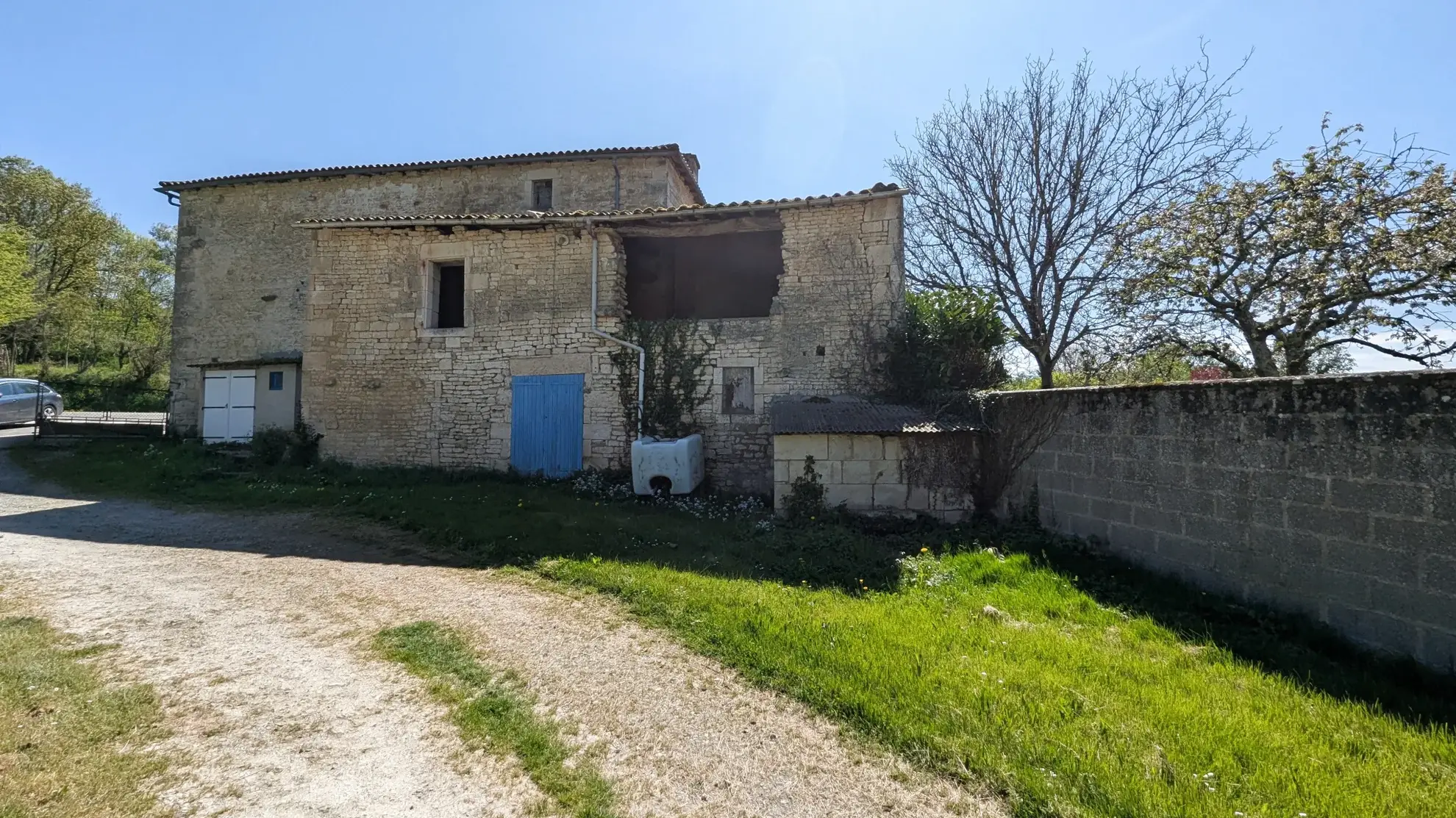 Grande maison ancienne à rénover proche Niort avec dépendances et terrain spacieux 