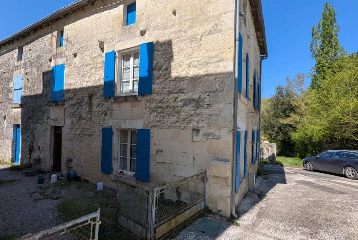 Grande maison ancienne à rénover proche Niort avec dépendances et terrain spacieux 