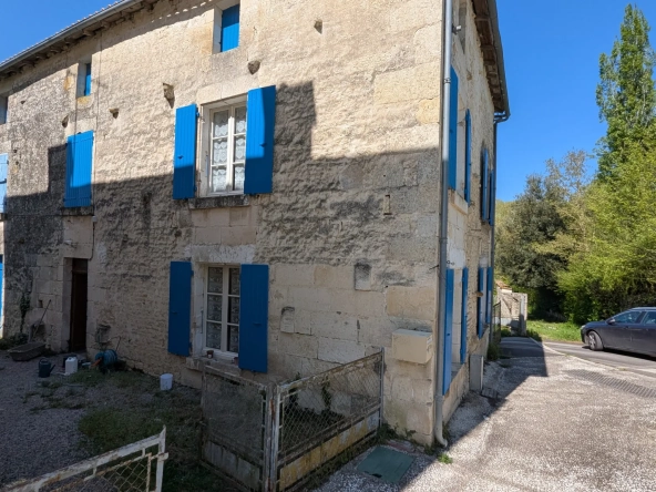 Grande maison ancienne à rénover proche Niort avec dépendances et terrain spacieux 
