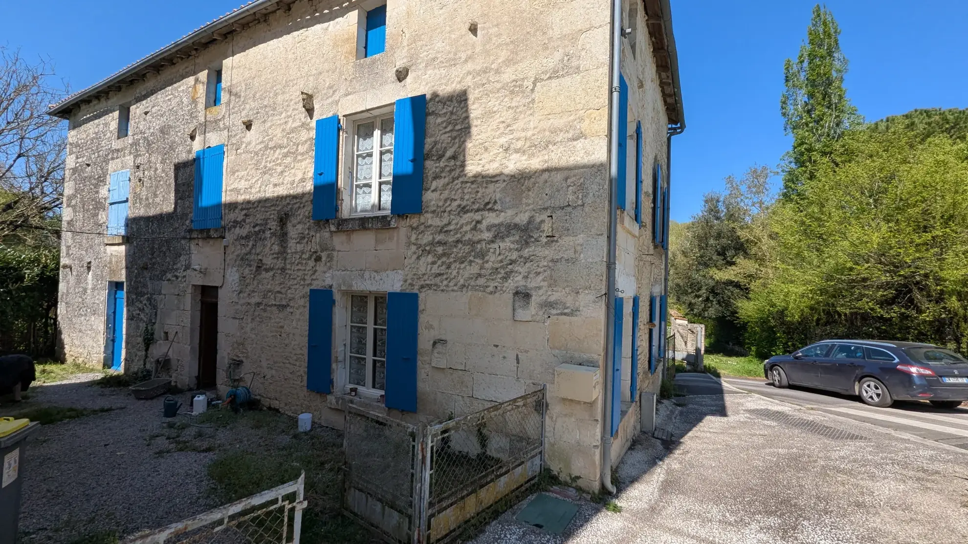 Grande maison ancienne à rénover proche Niort avec dépendances et terrain spacieux 