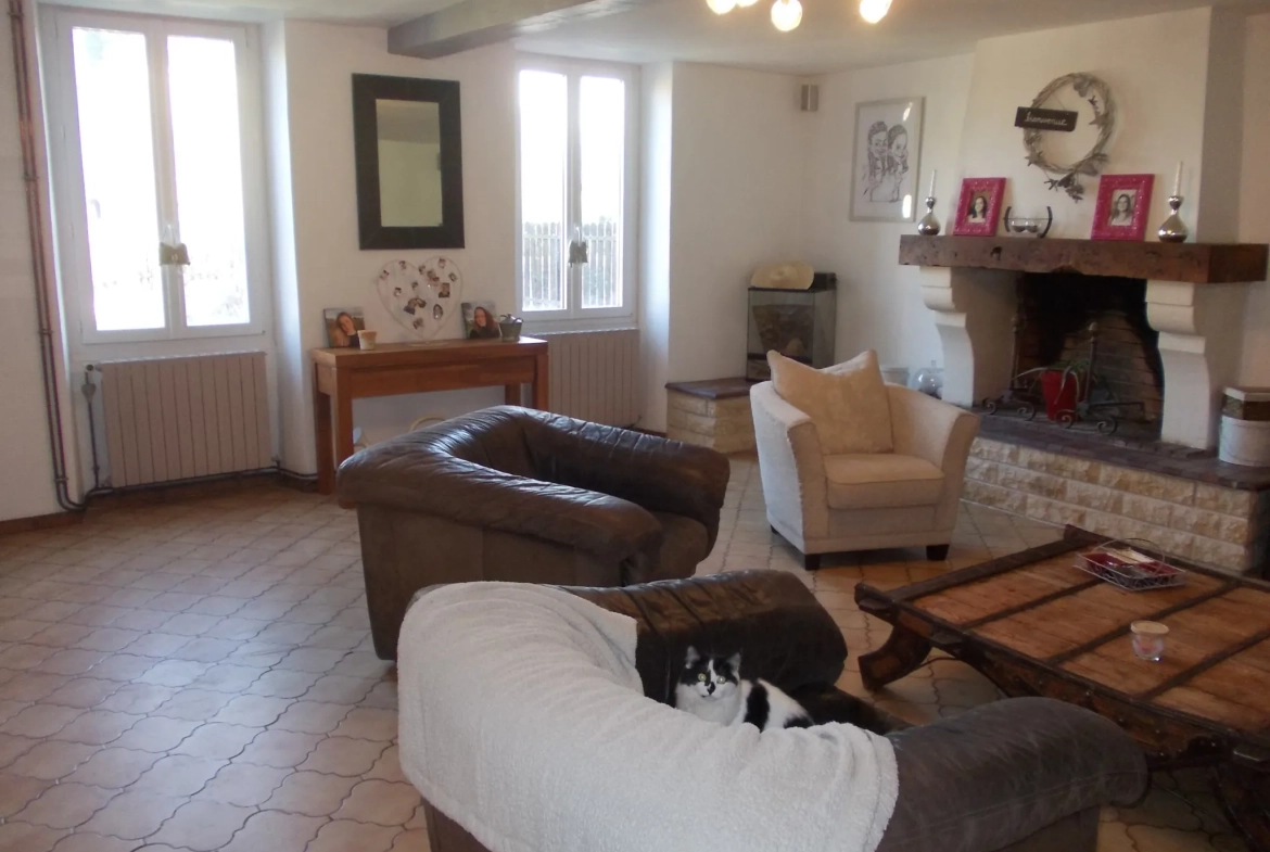 Maison charentaise rénovée avec dépendances et piscine proche de Cognac 