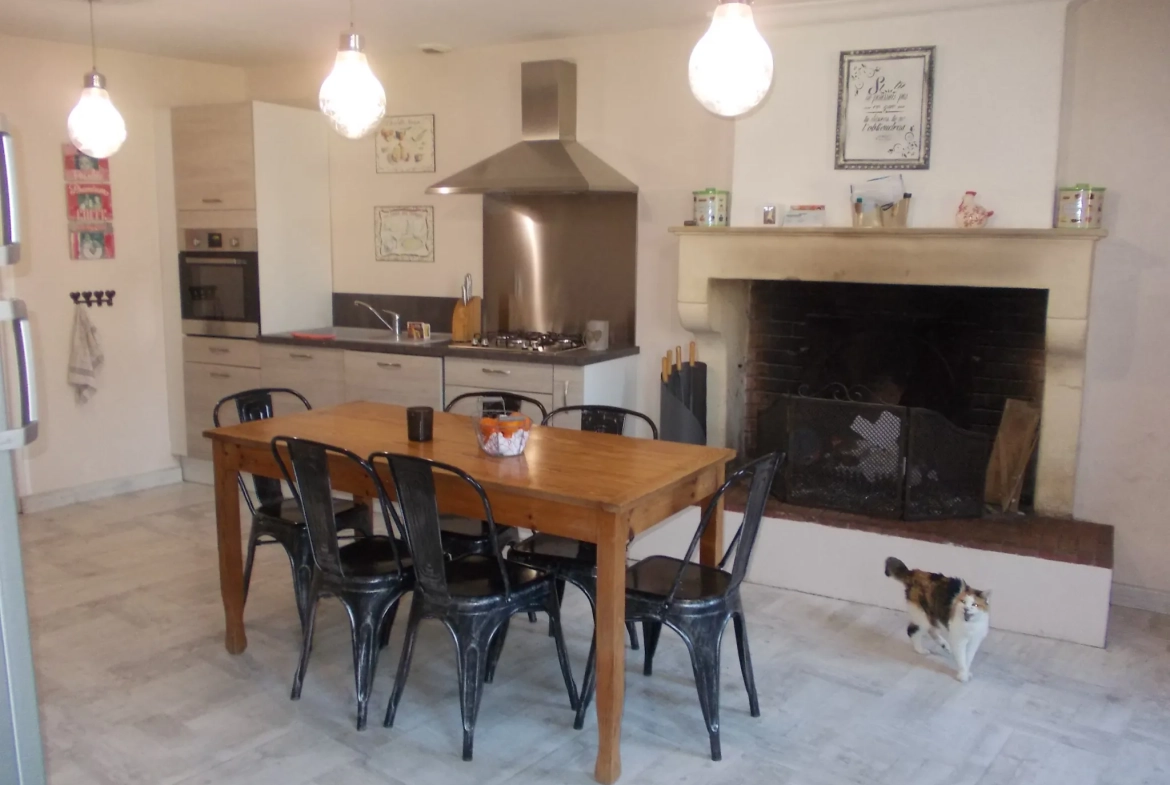 Maison charentaise rénovée avec dépendances et piscine proche de Cognac 