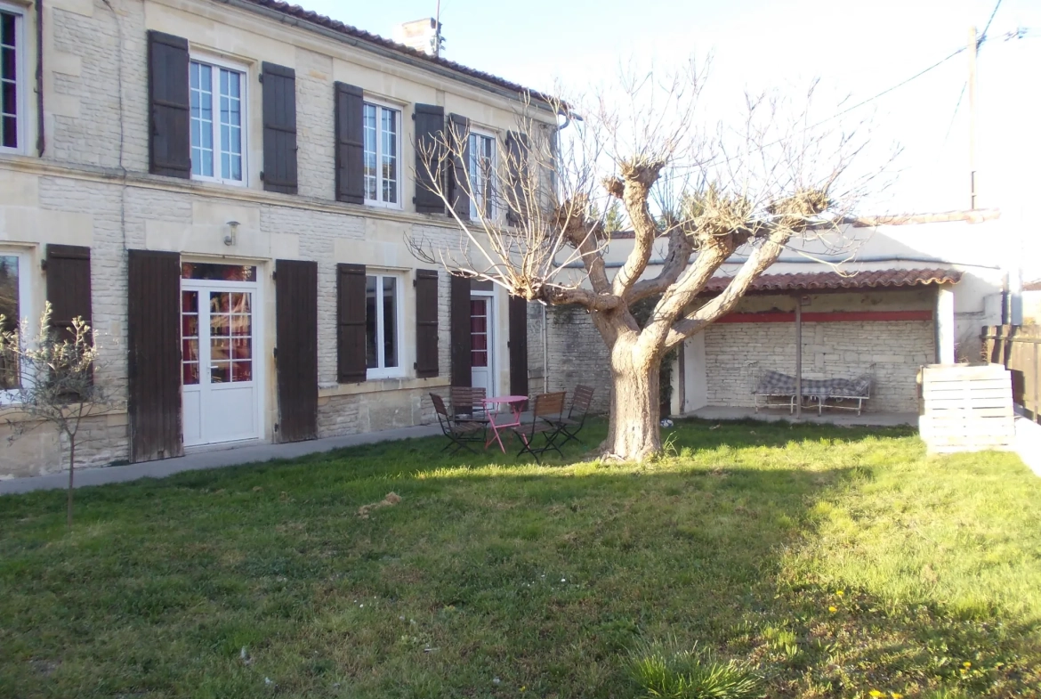 Maison charentaise rénovée avec dépendances et piscine proche de Cognac 