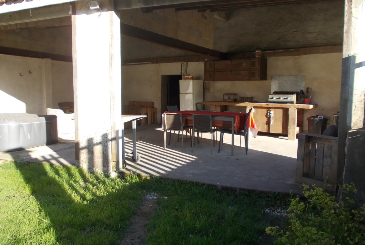 Maison charentaise rénovée avec dépendances et piscine proche de Cognac 