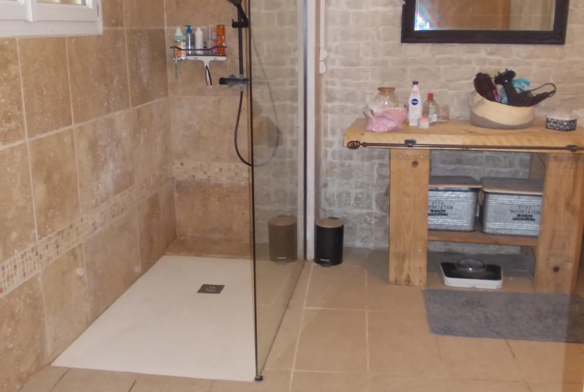 Maison charentaise rénovée avec dépendances et piscine proche de Cognac 