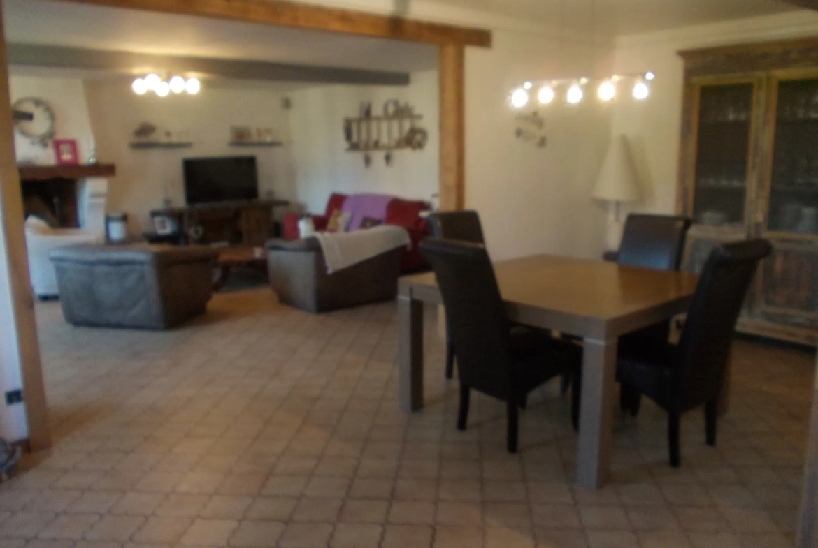 Maison charentaise rénovée avec dépendances et piscine proche de Cognac 
