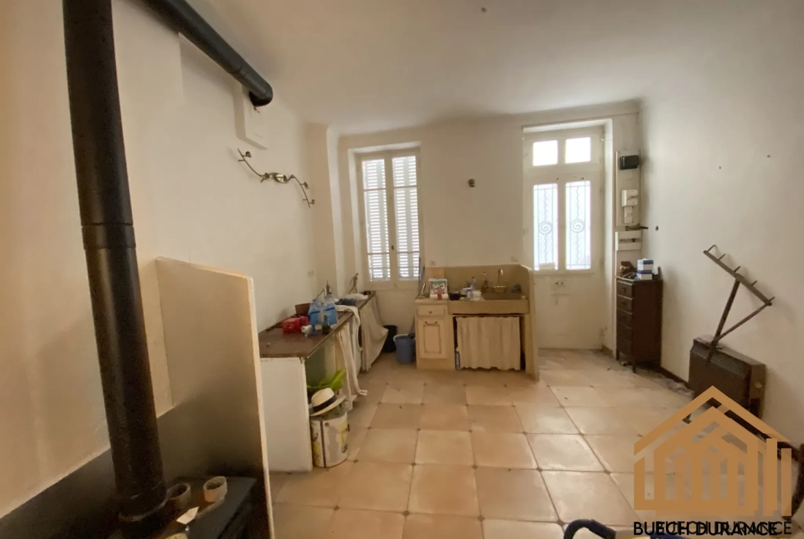 Immeuble de 5 logements à Laragne-Montéglin, centre-ville - Opportunité d'investissement 