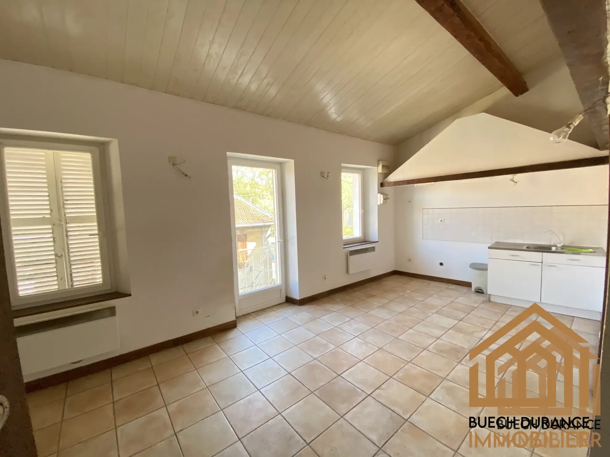 Immeuble de 5 logements à Laragne-Montéglin, centre-ville - Opportunité d'investissement 