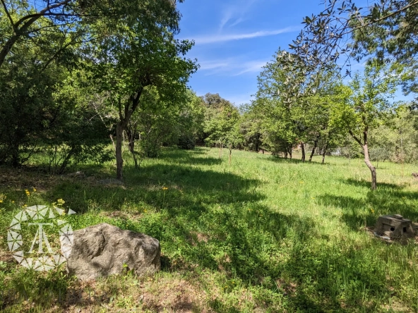 Terrain constructible de plus de 3000 m² à Villelongue-dels-Monts avec vue et calme