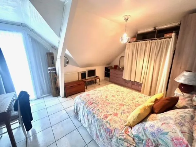 Vente de nue-propriété d'une maison spacieuse à Louey, secteur recherché 