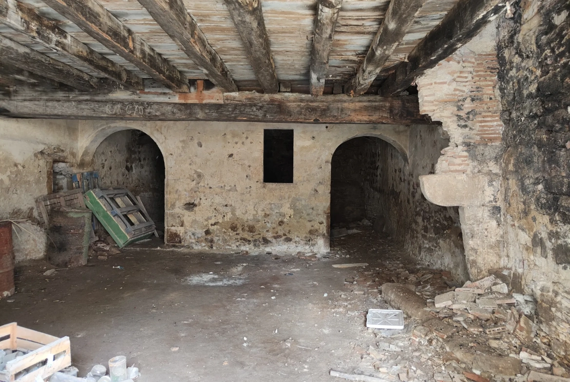 Maison en pierre à rénover à Saint Macaire sans jardin - Opportunité d'aménagement 