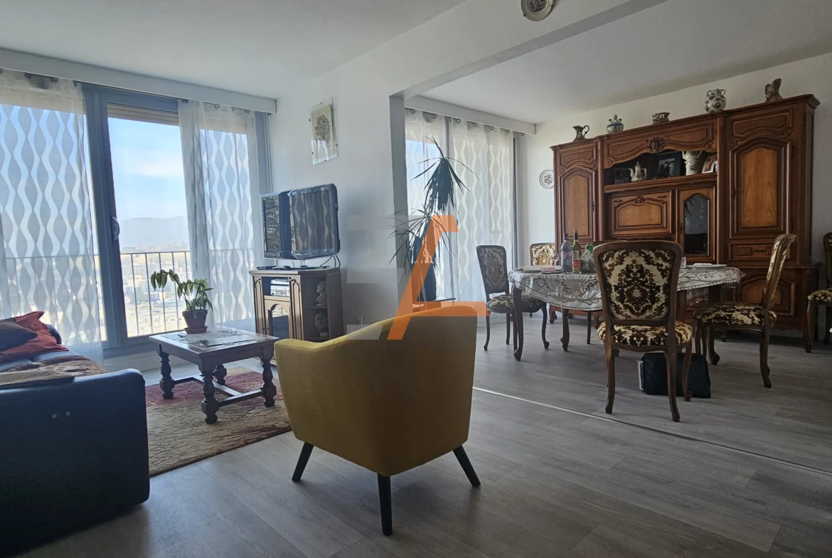 Appartement traversant de 77 m² avec balcon et vue dominante à Saint Etienne 