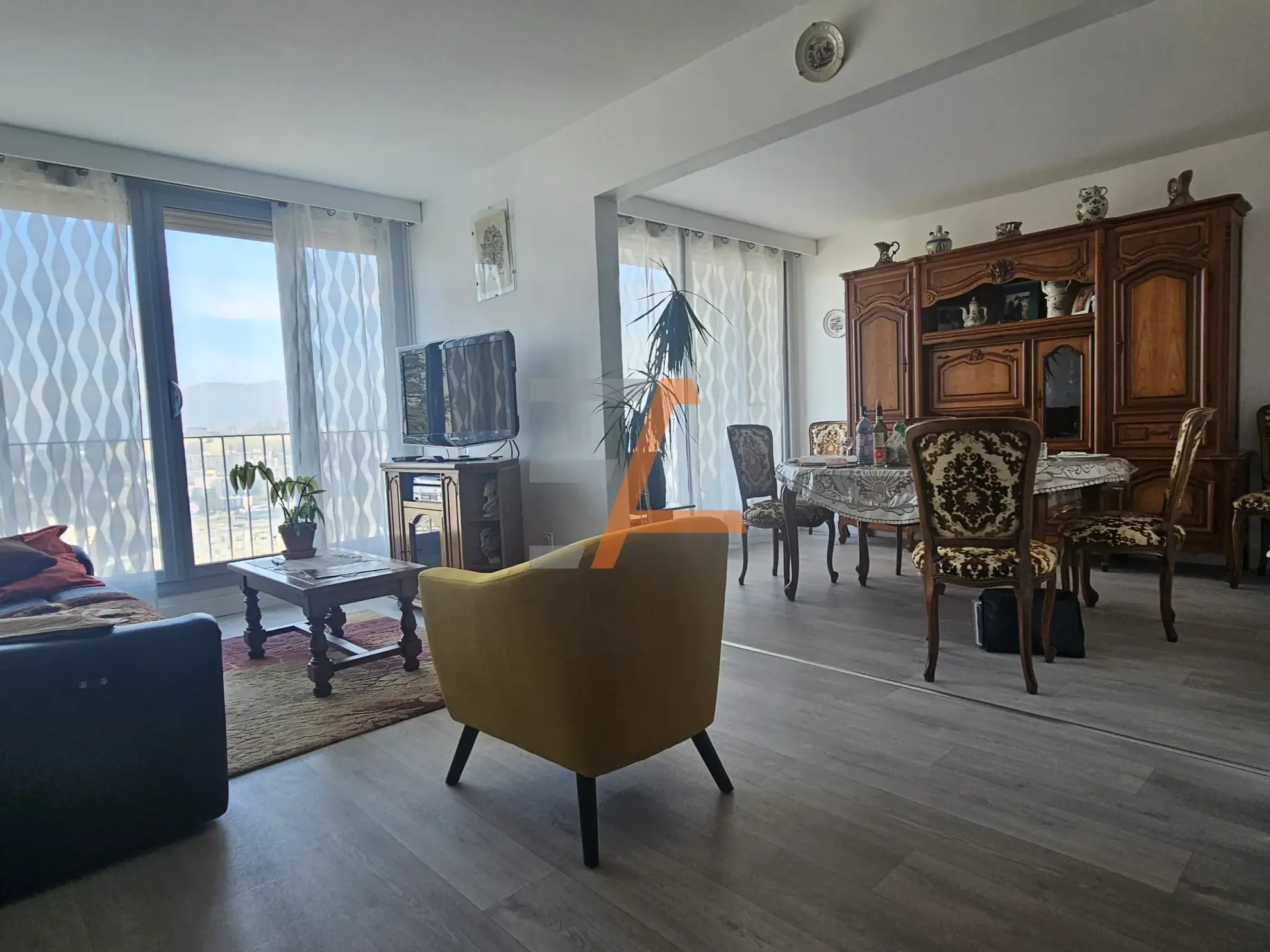 Appartement traversant de 77 m² avec balcon et vue dominante à Saint Etienne 