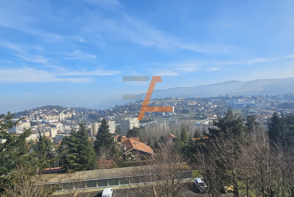 Appartement traversant de 77 m² avec balcon et vue dominante à Saint Etienne 