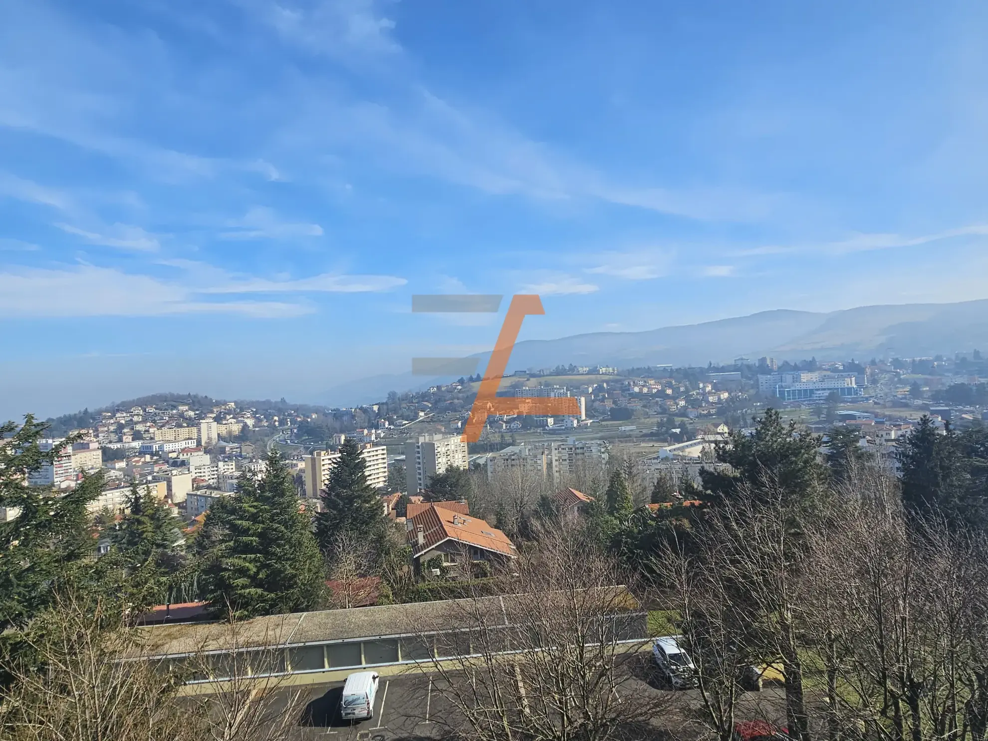 Appartement traversant de 77 m² avec balcon et vue dominante à Saint Etienne 