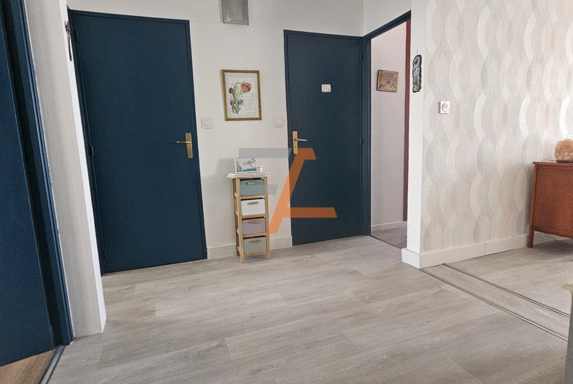 Appartement traversant de 77 m² avec balcon et vue dominante à Saint Etienne 