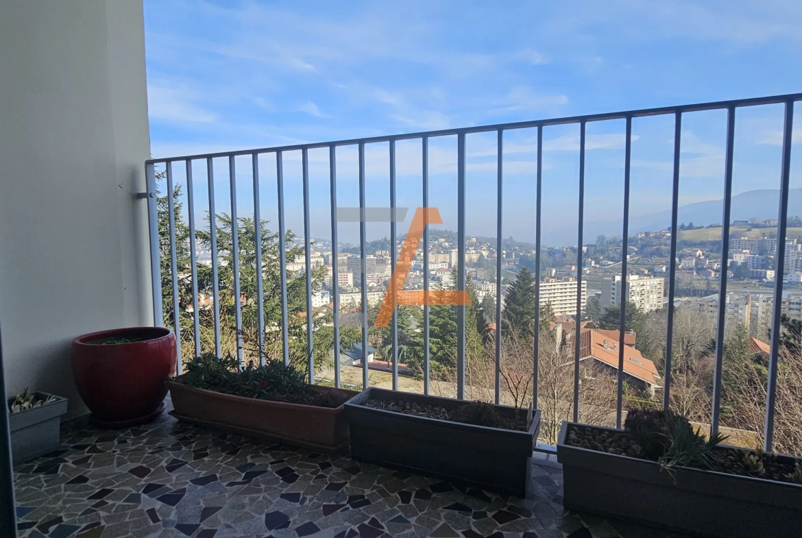 Appartement traversant de 77 m² avec balcon et vue dominante à Saint Etienne 