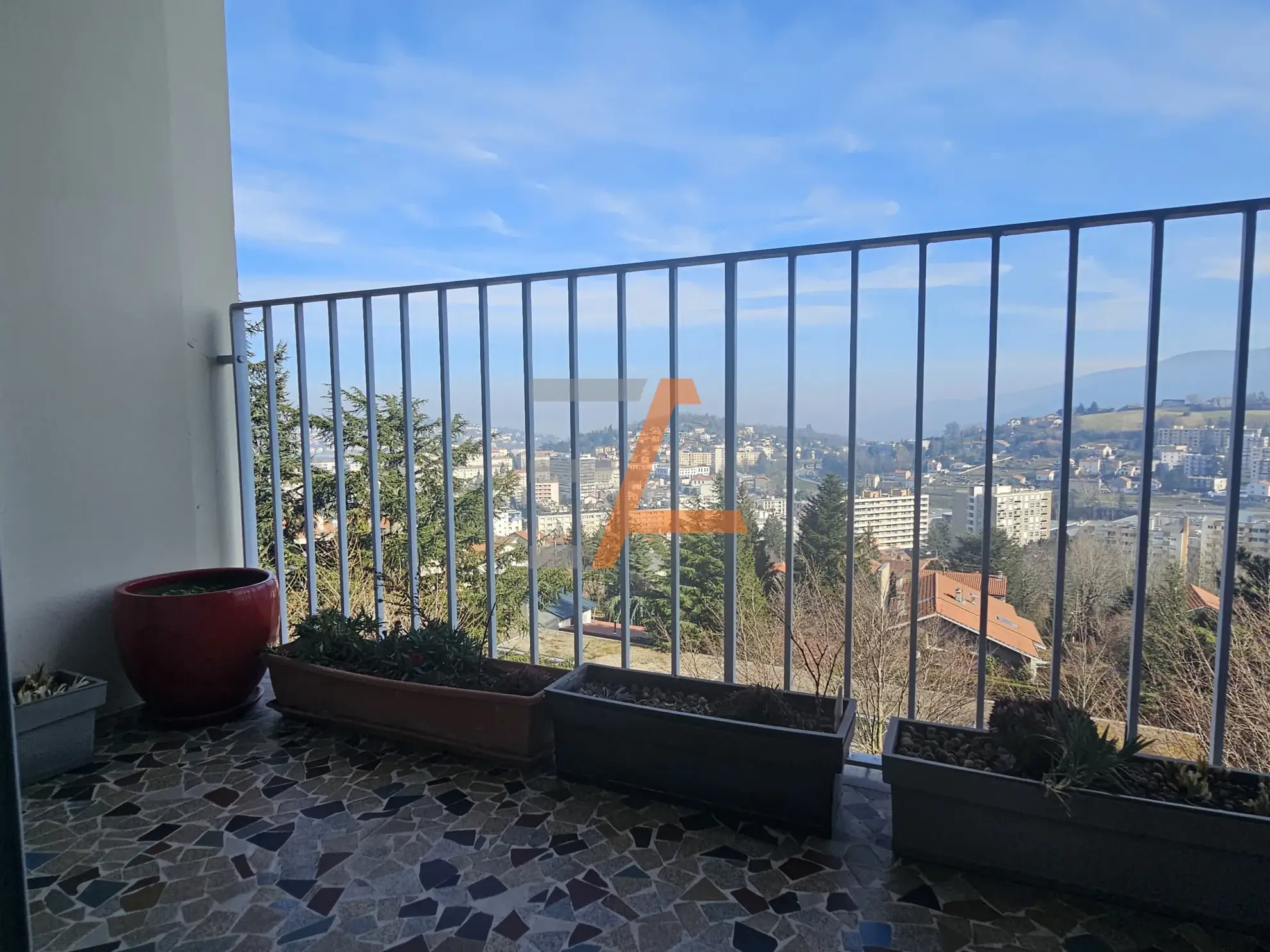 Appartement traversant de 77 m² avec balcon et vue dominante à Saint Etienne 
