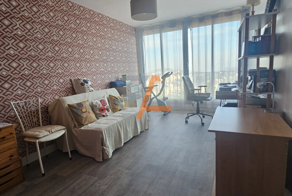 Appartement traversant de 77 m² avec balcon et vue dominante à Saint Etienne 
