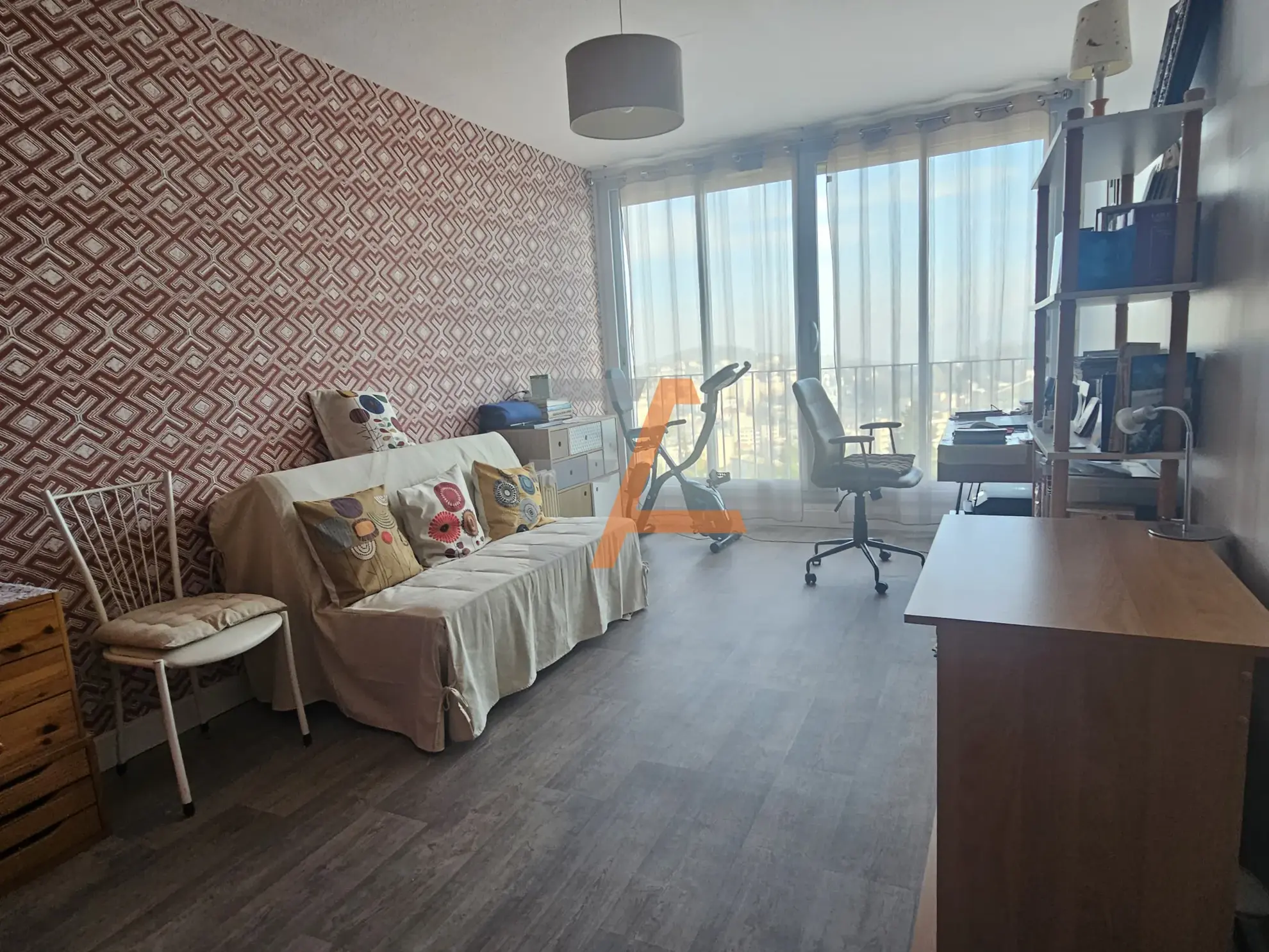 Appartement traversant de 77 m² avec balcon et vue dominante à Saint Etienne 