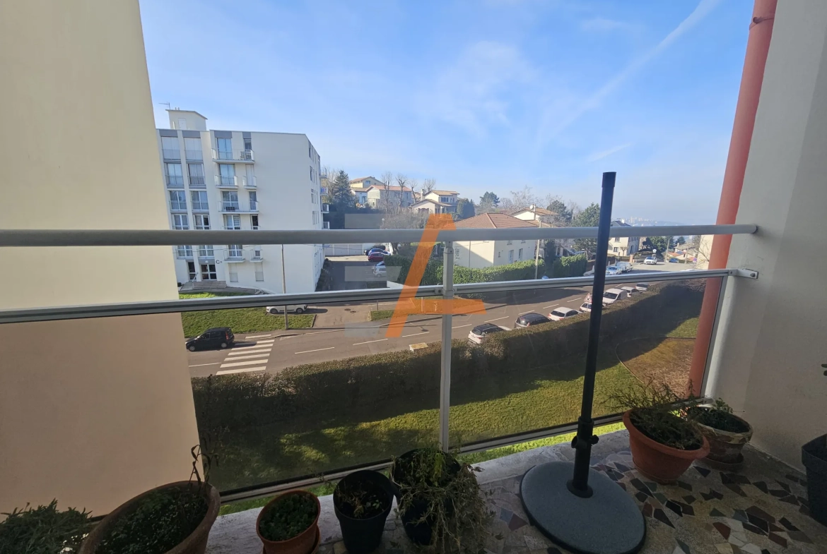 Appartement traversant de 77 m² avec balcon et vue dominante à Saint Etienne 