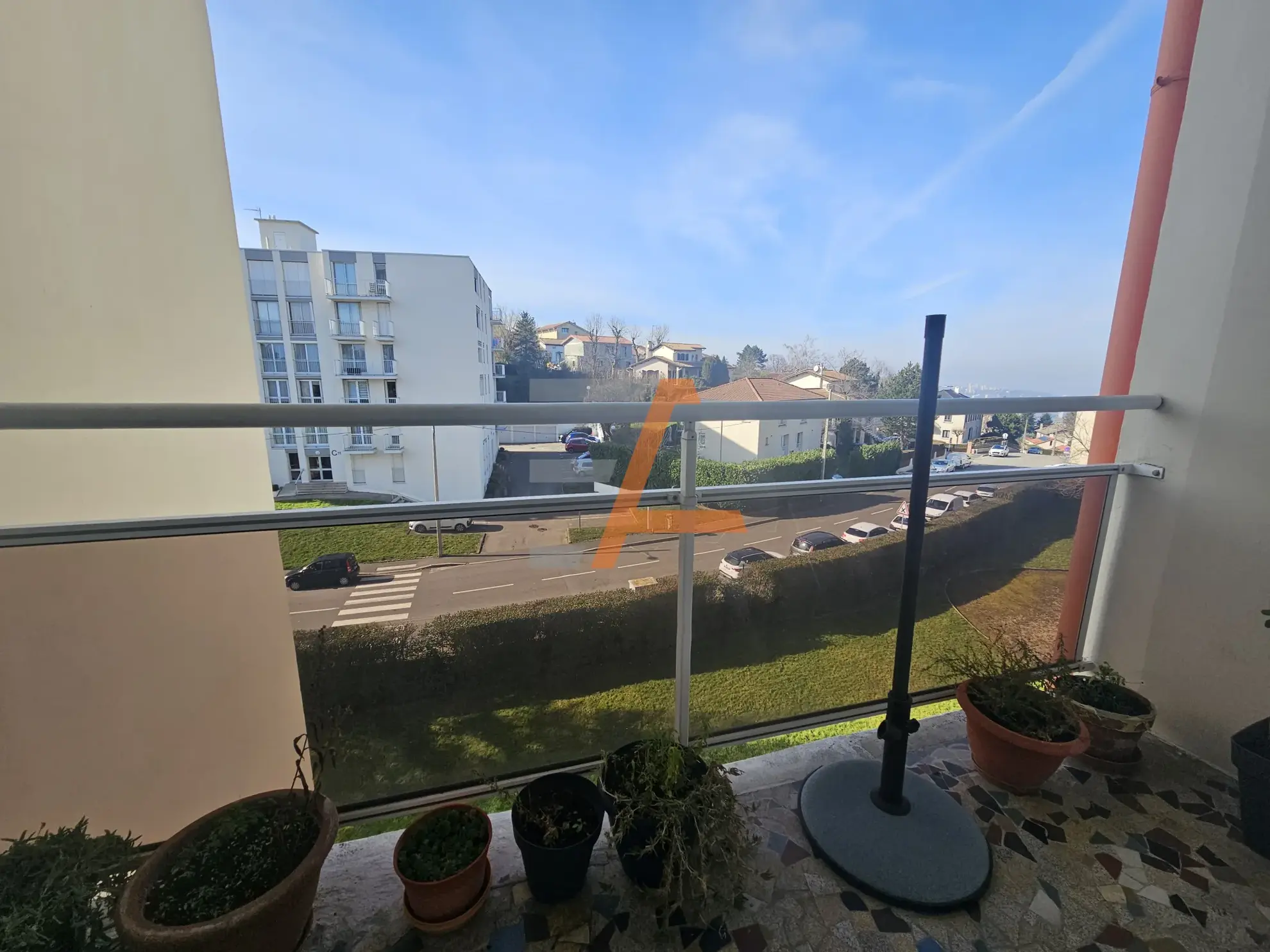 Appartement traversant de 77 m² avec balcon et vue dominante à Saint Etienne 