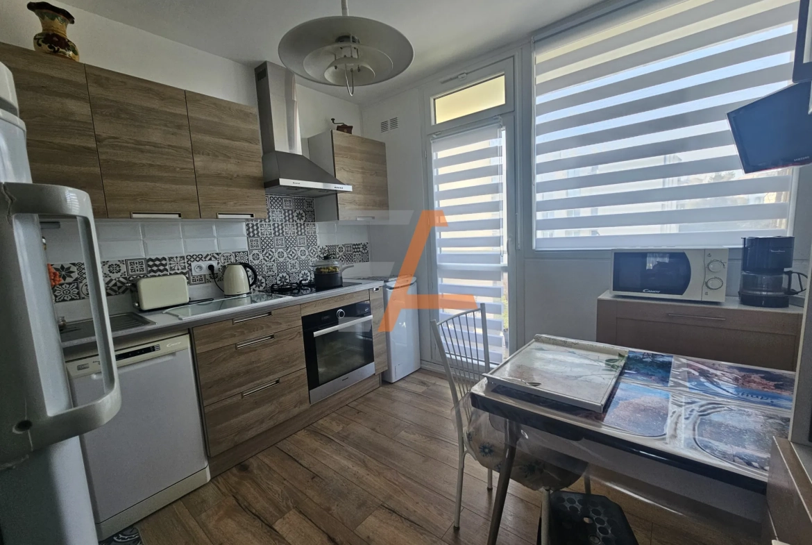 Appartement traversant de 77 m² avec balcon et vue dominante à Saint Etienne 