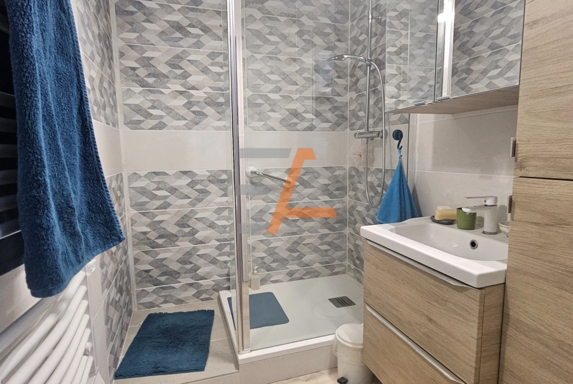 Appartement traversant de 77 m² avec balcon et vue dominante à Saint Etienne 
