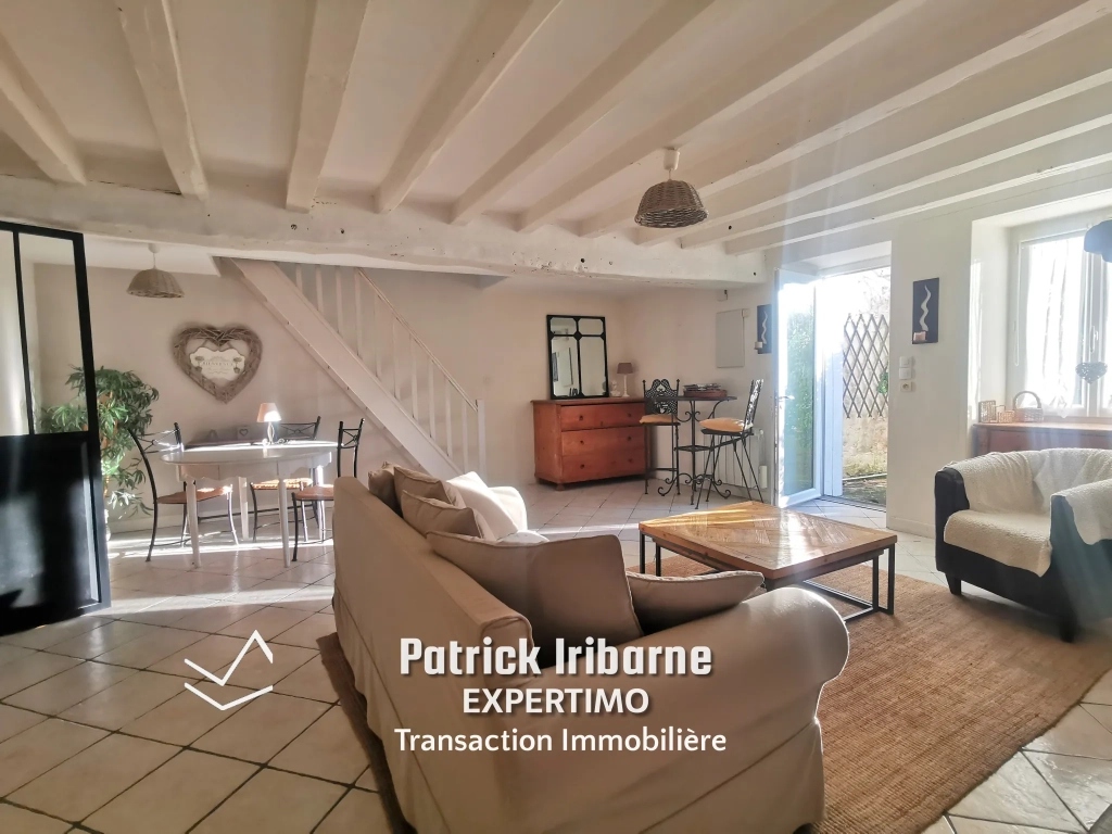 Charmante maison Saintongeaise avec dépendances à Saintes – 170 m², jardin, chai, garage, prix 282 000 €