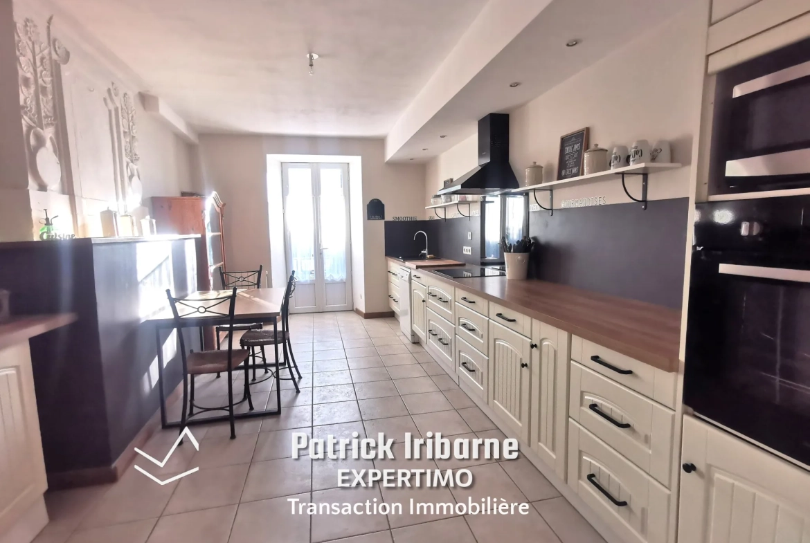 Charmante maison Saintongeaise avec dépendances à Saintes – 170 m², jardin, chai, garage, prix 282 000 € 