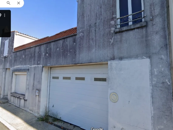 Maison à rénover de 148 m² au centre d'Angles avec garage et terrasse