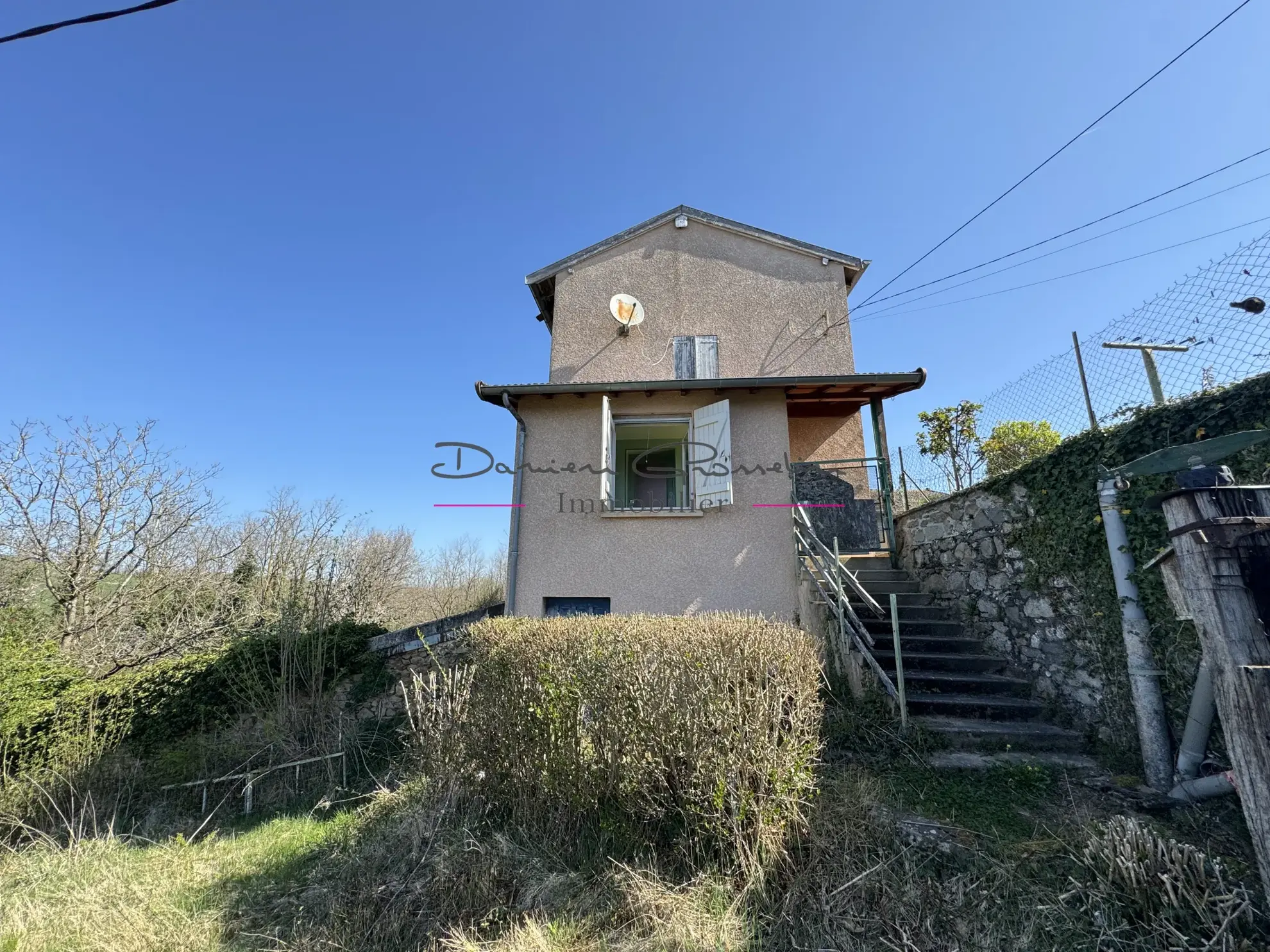 Belle maison de 119 m² à Saint-Victor-sur-Rhins avec dépendances et terrain 