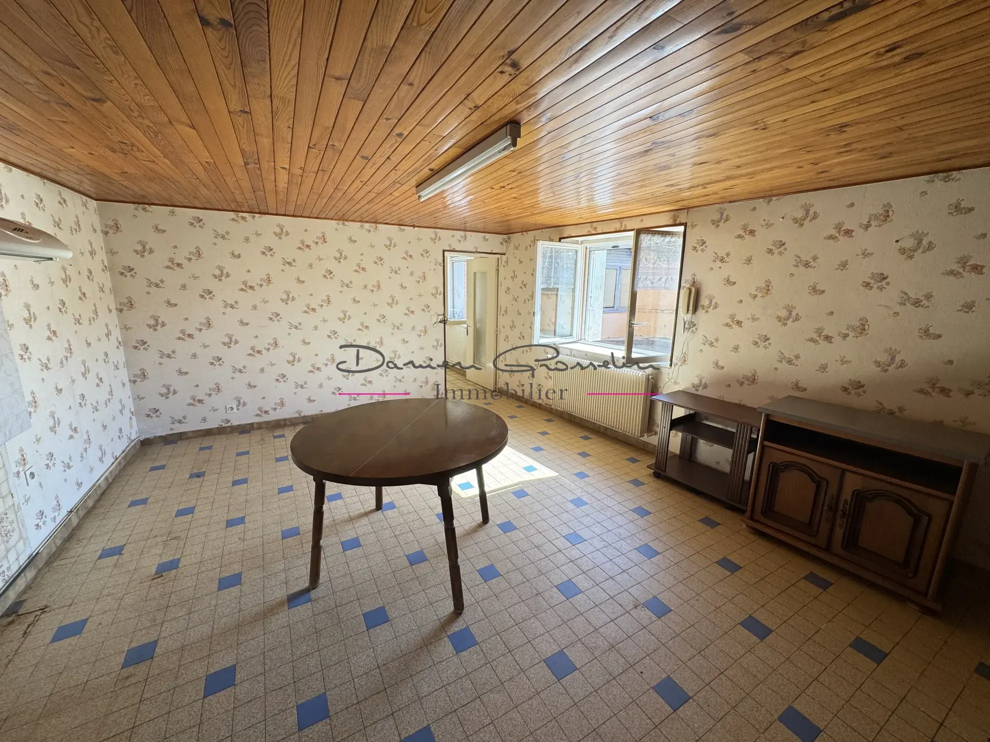 Belle maison de 119 m² à Saint-Victor-sur-Rhins avec dépendances et terrain 