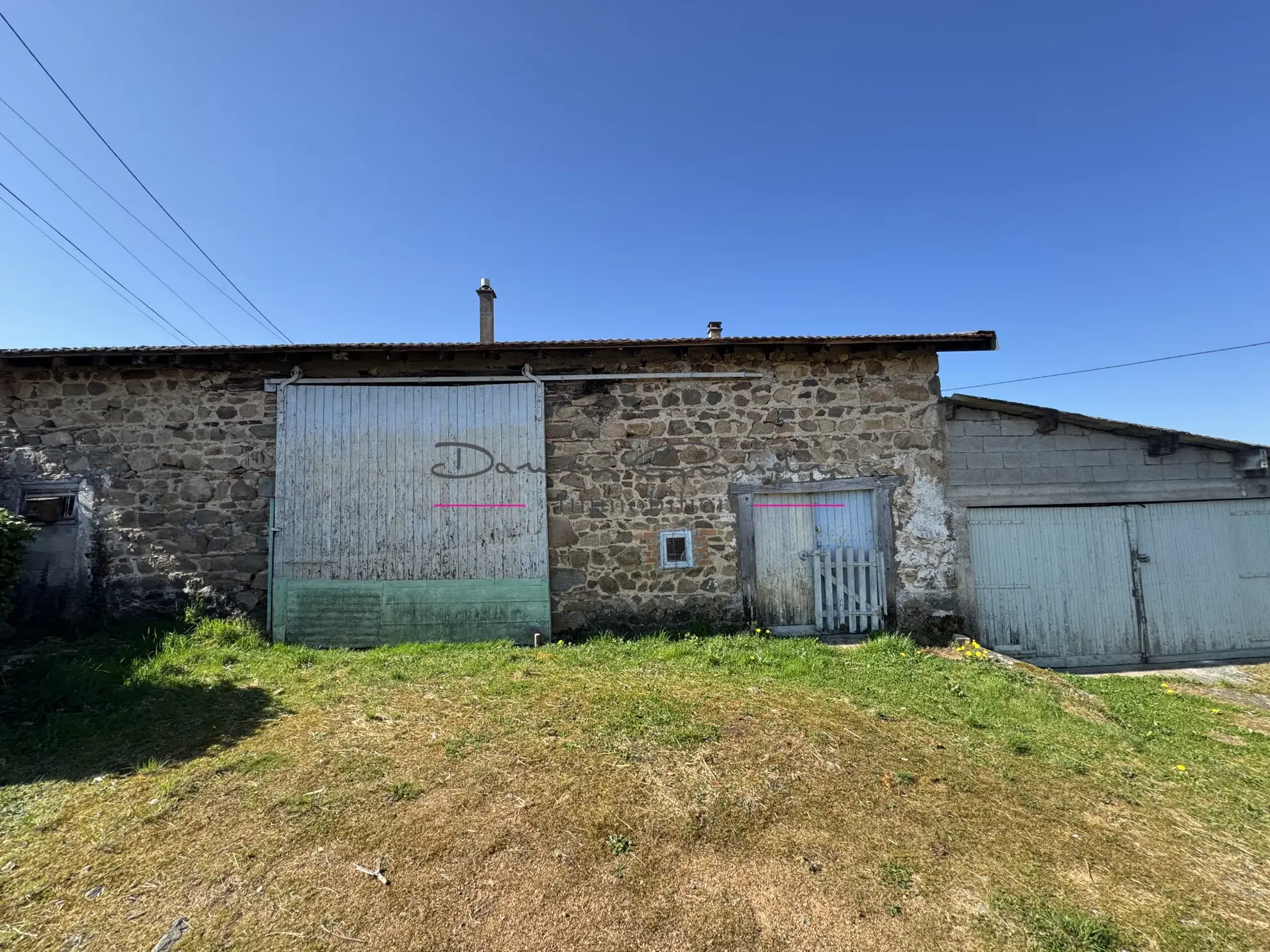 Belle maison de 119 m² à Saint-Victor-sur-Rhins avec dépendances et terrain 