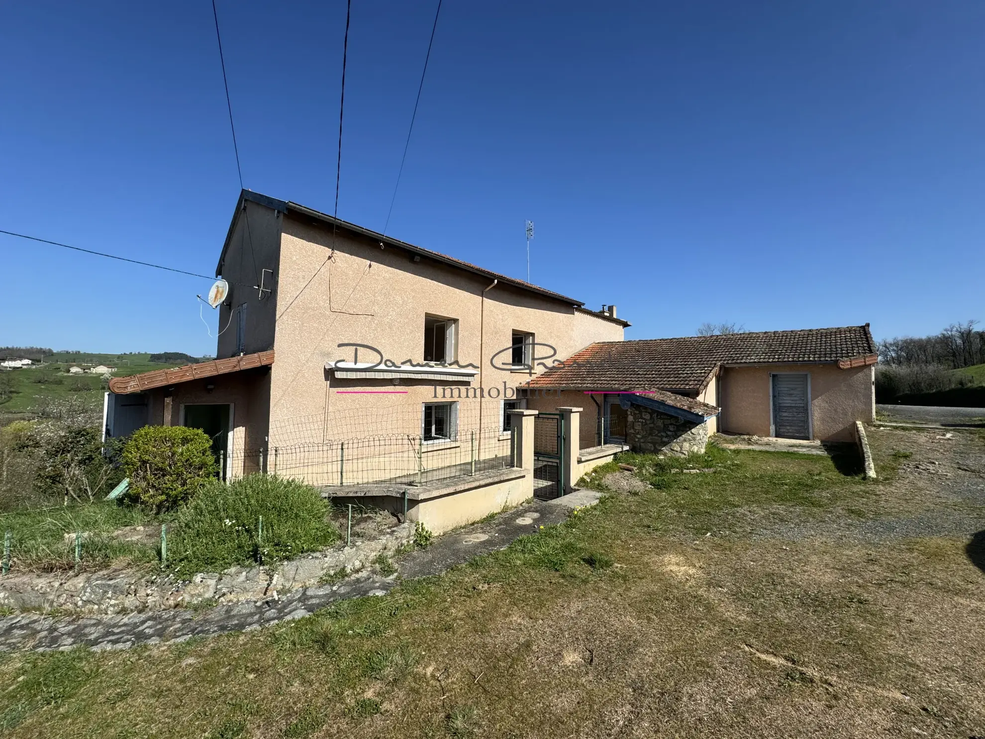 Belle maison de 119 m² à Saint-Victor-sur-Rhins avec dépendances et terrain 