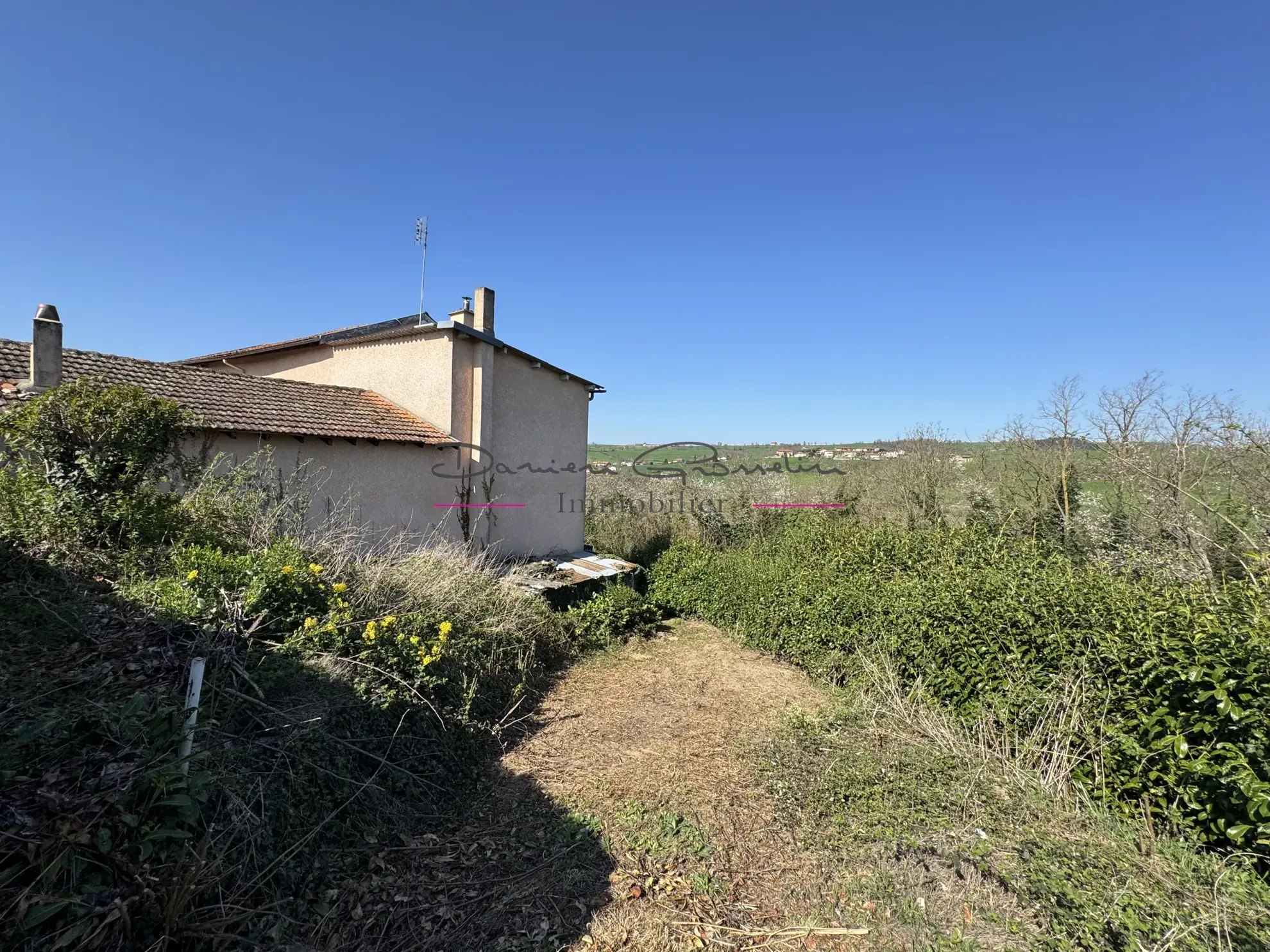Belle maison de 119 m² à Saint-Victor-sur-Rhins avec dépendances et terrain 