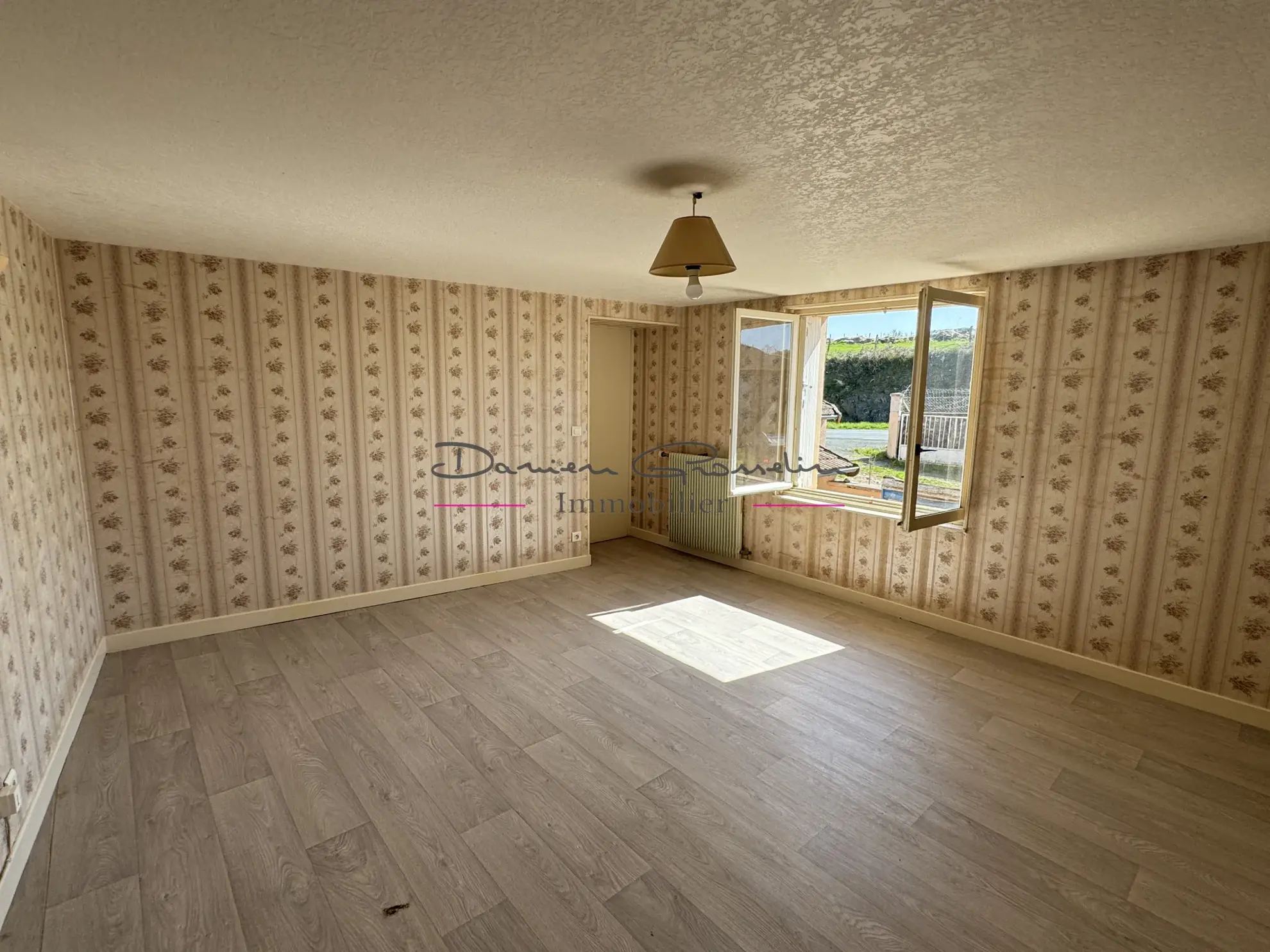 Belle maison de 119 m² à Saint-Victor-sur-Rhins avec dépendances et terrain 