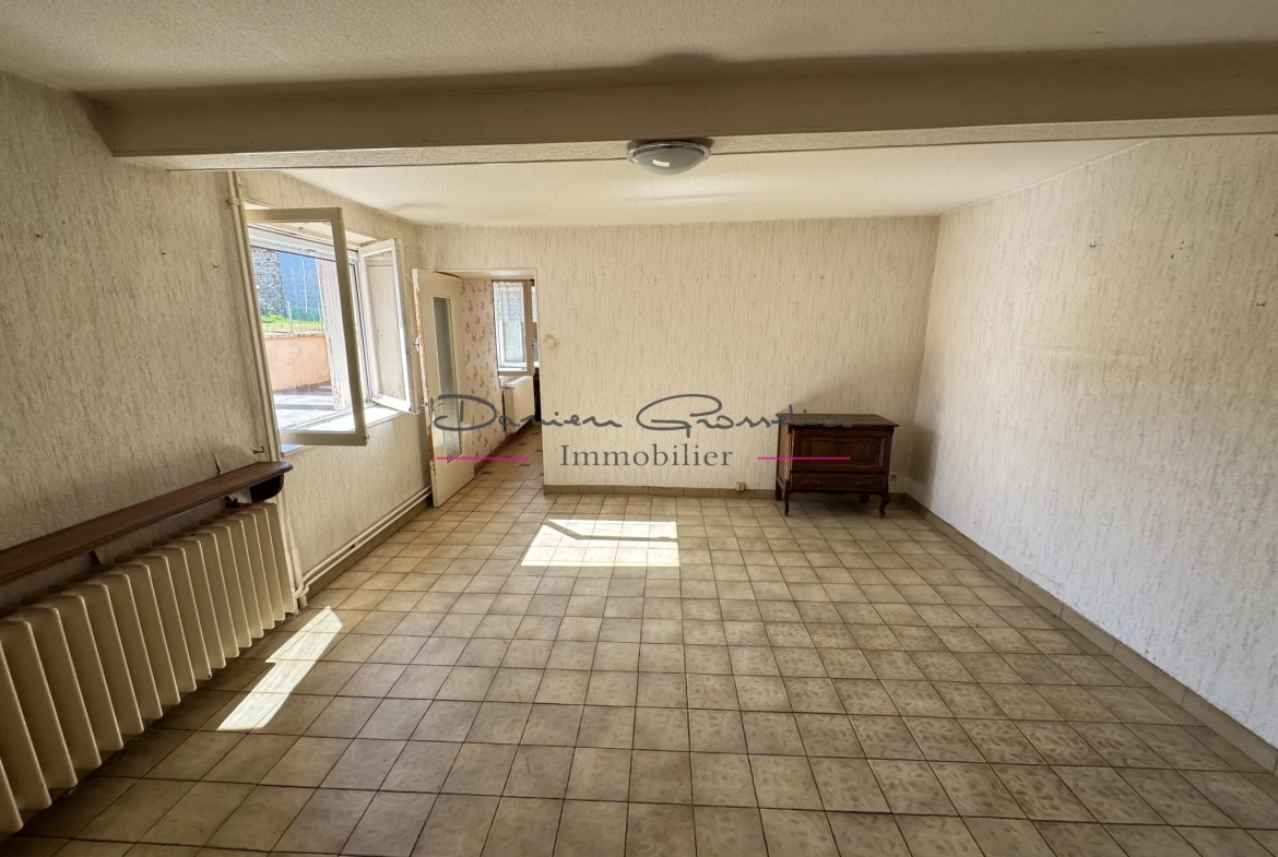 Belle maison de 119 m² à Saint-Victor-sur-Rhins avec dépendances et terrain 