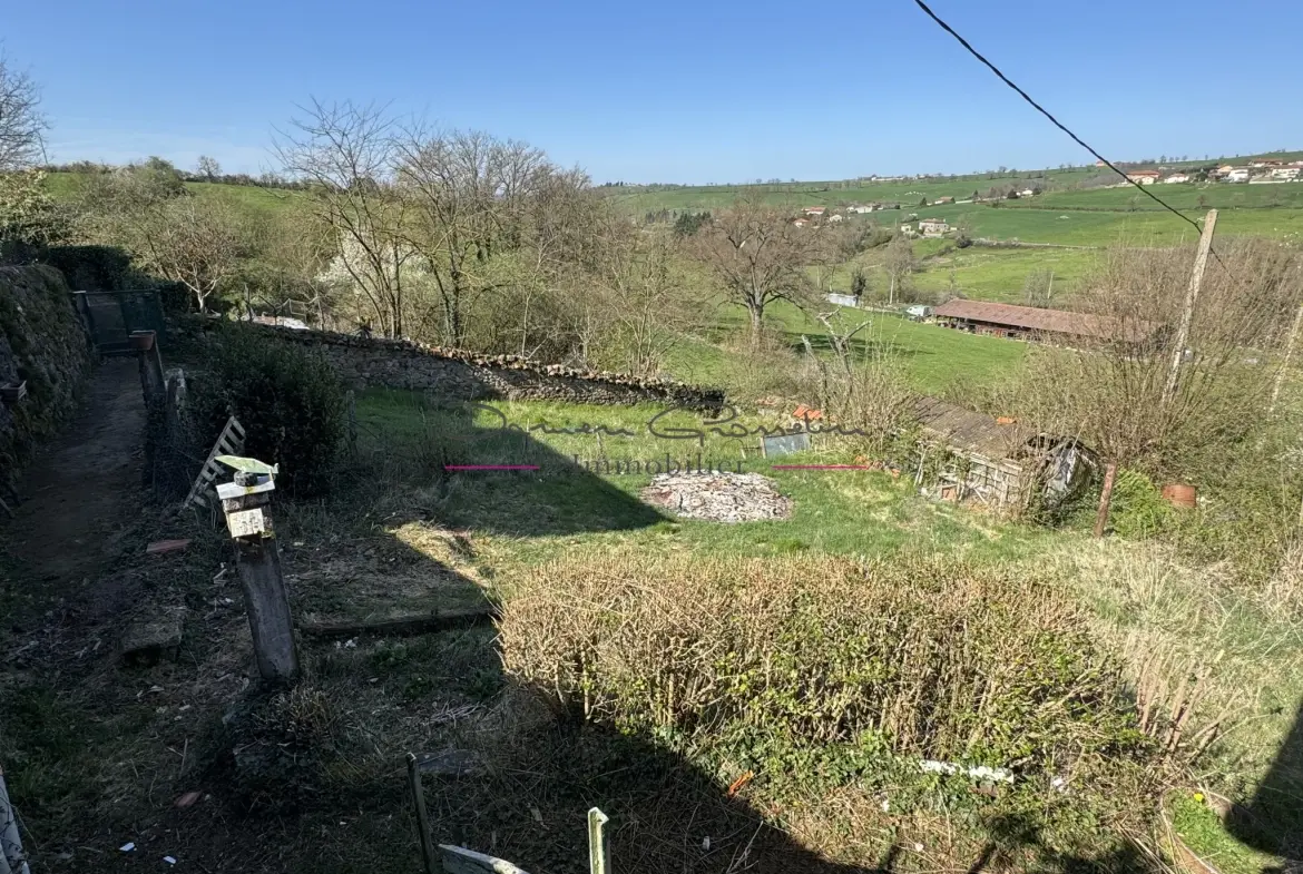 Belle maison de 119 m² à Saint-Victor-sur-Rhins avec dépendances et terrain 