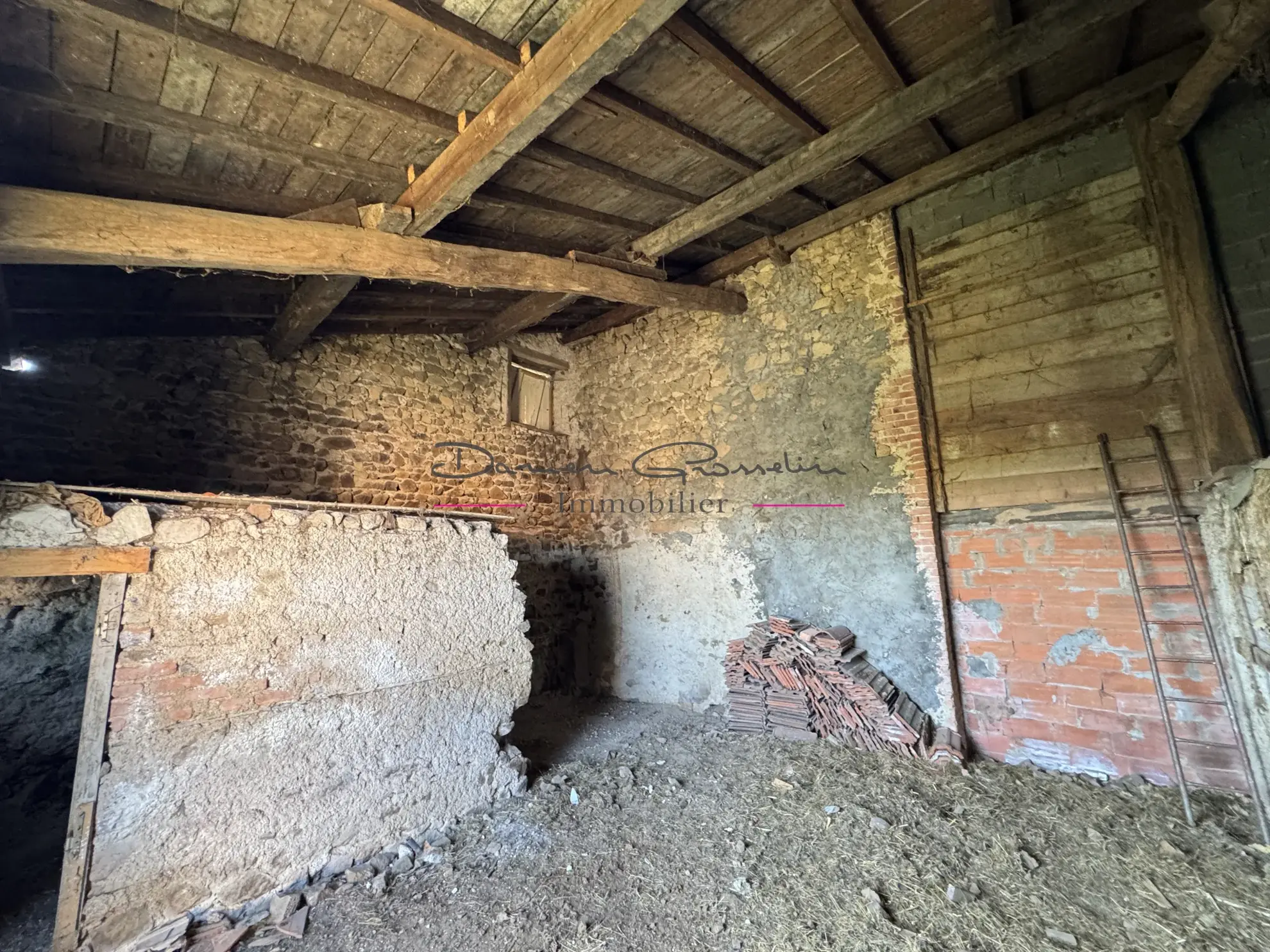 Belle maison de 119 m² à Saint-Victor-sur-Rhins avec dépendances et terrain 