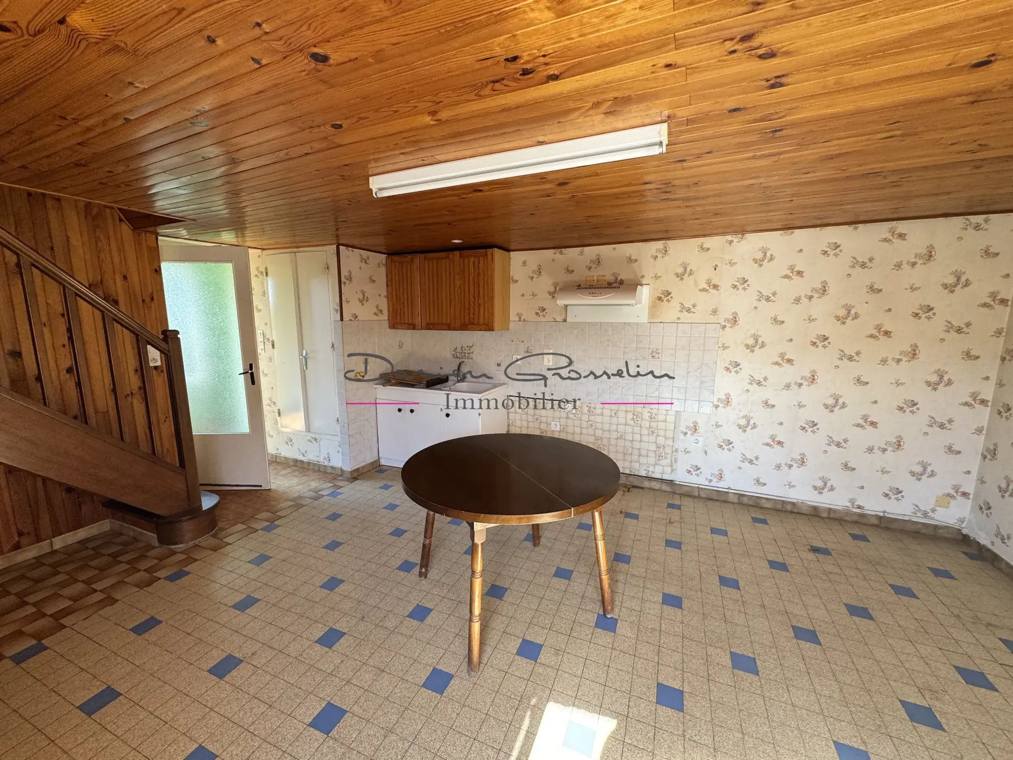 Belle maison de 119 m² à Saint-Victor-sur-Rhins avec dépendances et terrain 