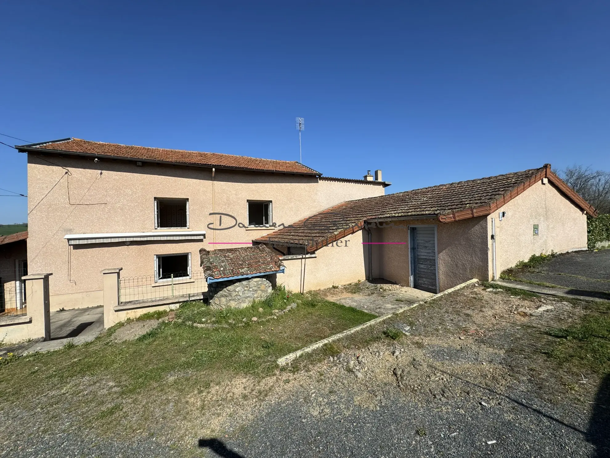 Belle maison de 119 m² à Saint-Victor-sur-Rhins avec dépendances et terrain 