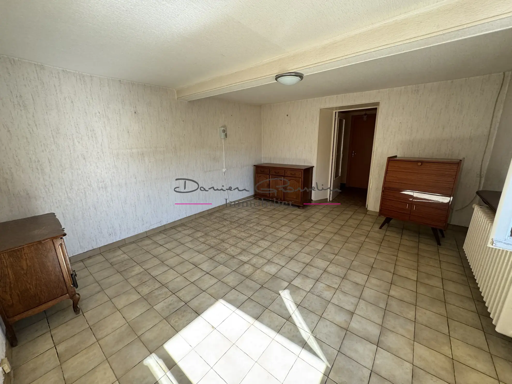 Belle maison de 119 m² à Saint-Victor-sur-Rhins avec dépendances et terrain 