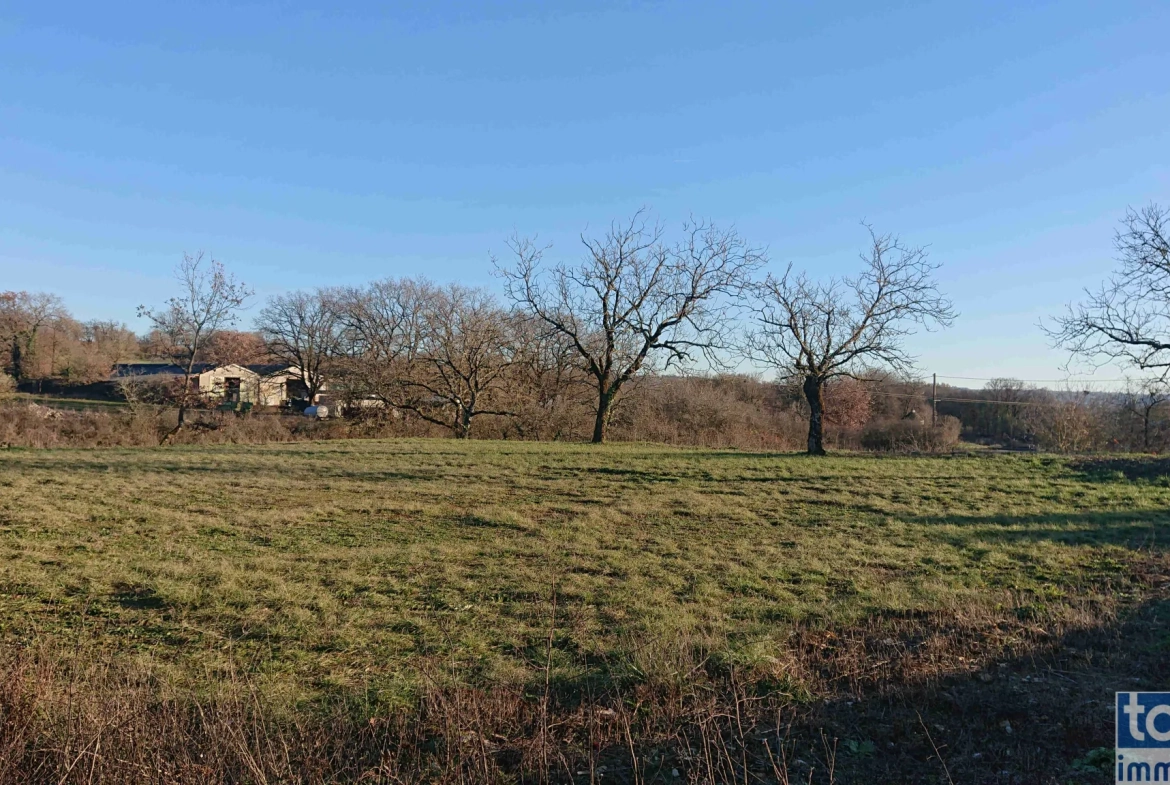Terrain constructible de 1780 m² à Villeneuve d’Aveyron avec permis validé 